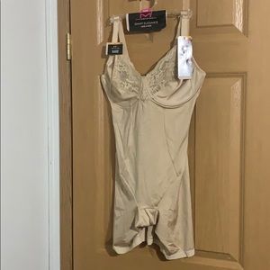 new with tag-Maidenform shapewear